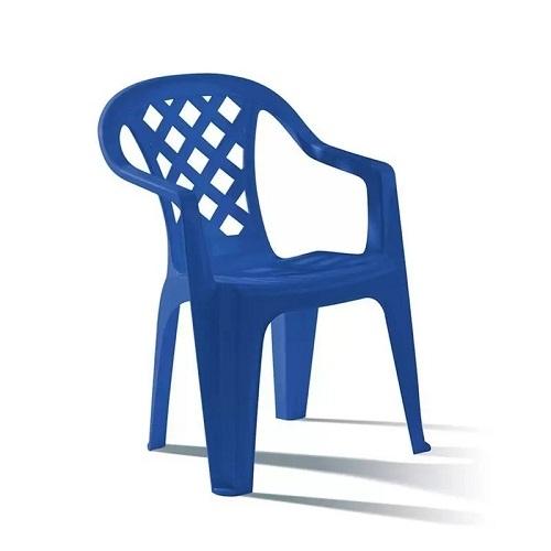Cadeiras e mesas plásticas